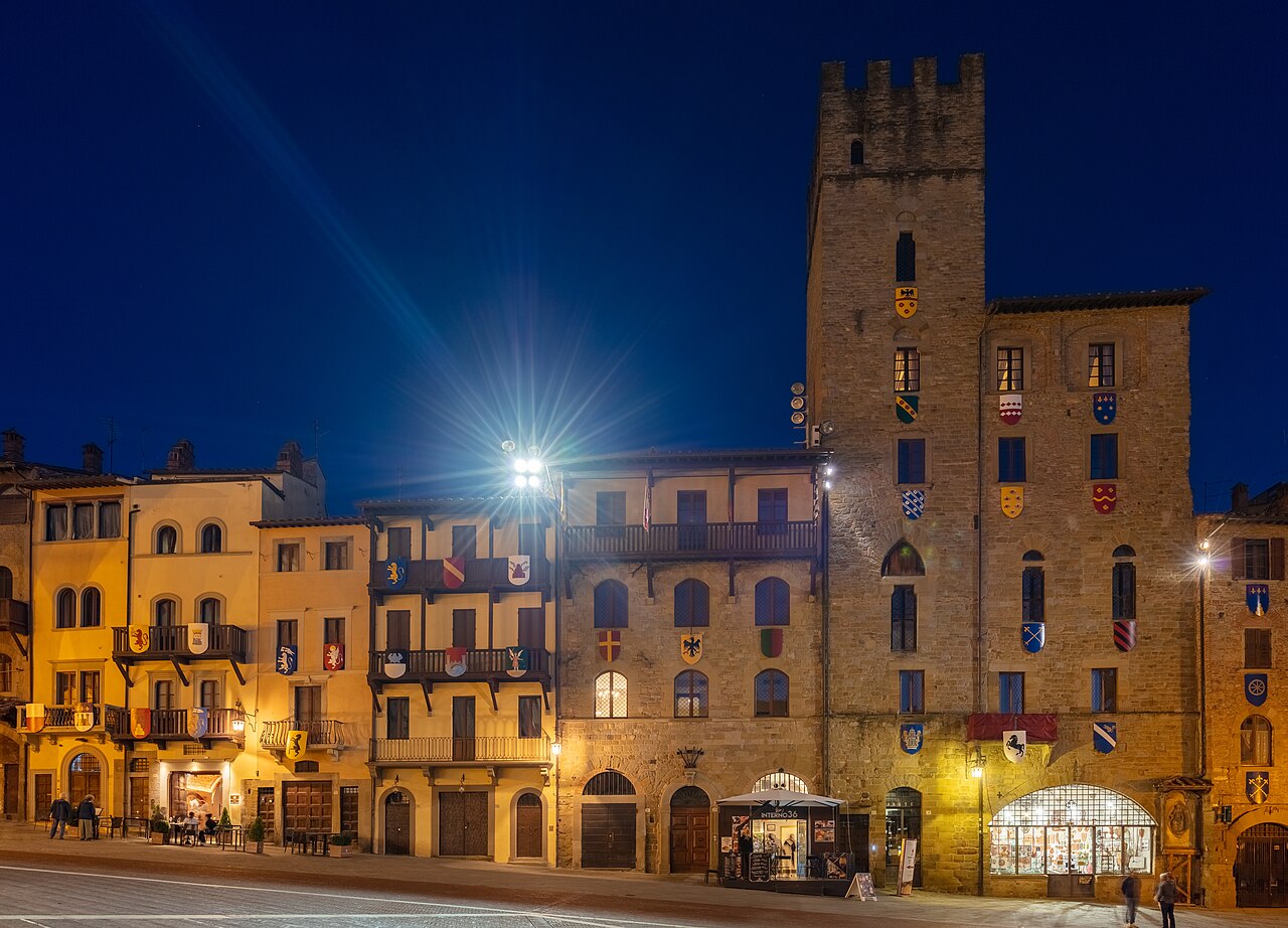 Le case-torri medievali di Piazza Grande ad Arezzo