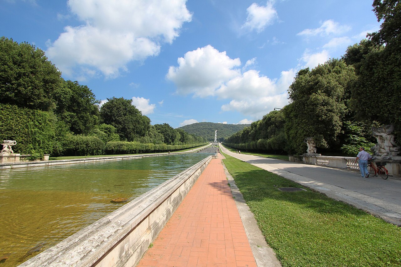 La via d'acqua del Parco Reale di Caserta verso la Grande Cascata