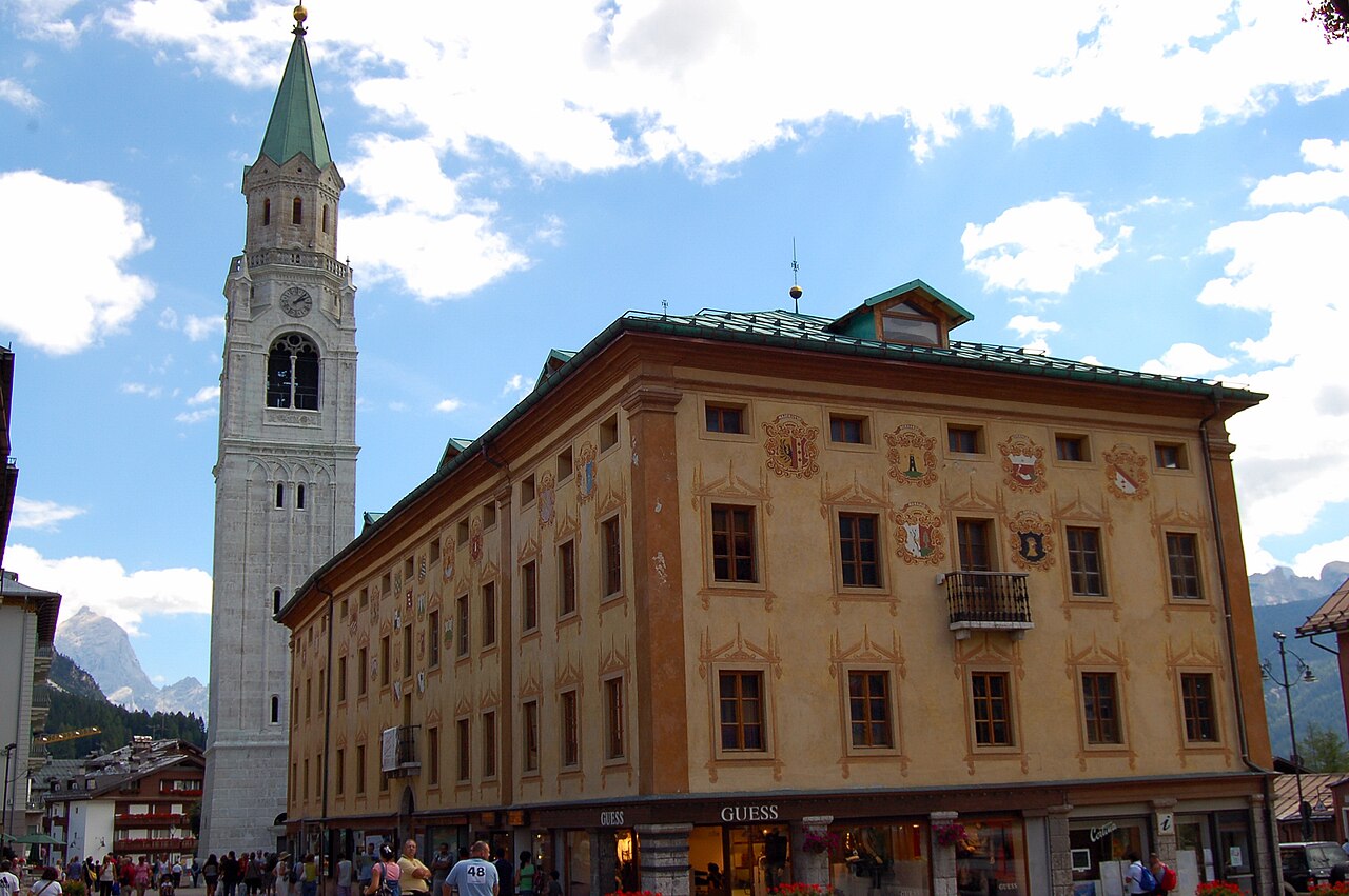 Il campanile della basilica di Cortina d'Ampezzo