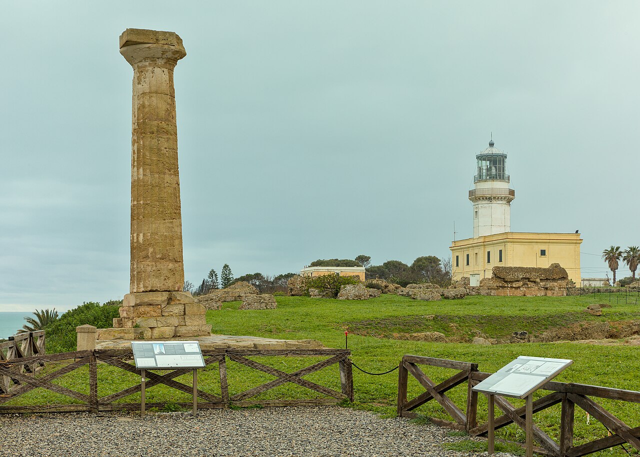 La colonna del tempio di Hera Lacinia e il faro di Capo Colonna