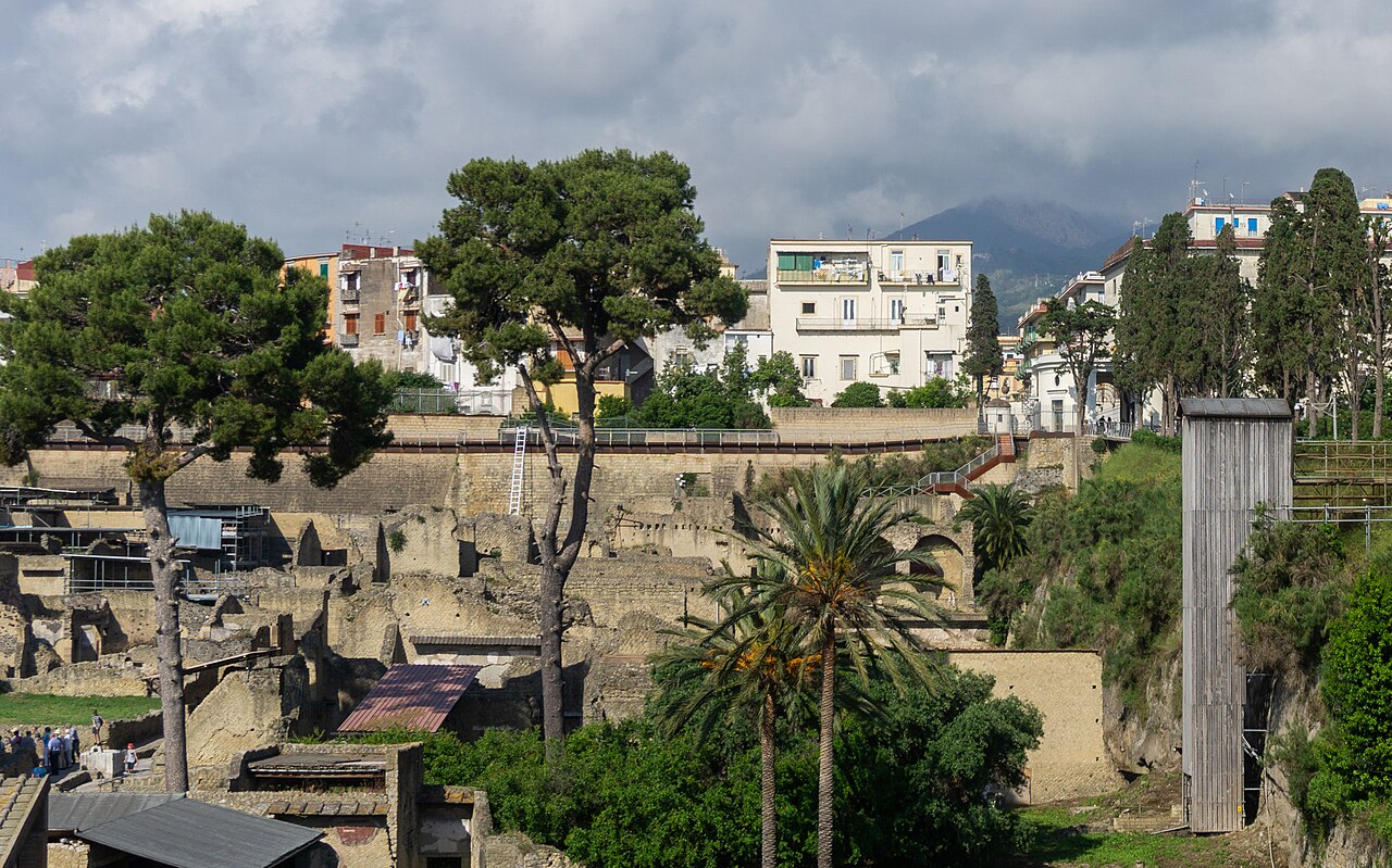 Gli scavi di Ercolano con la città moderna e il Vesuvio