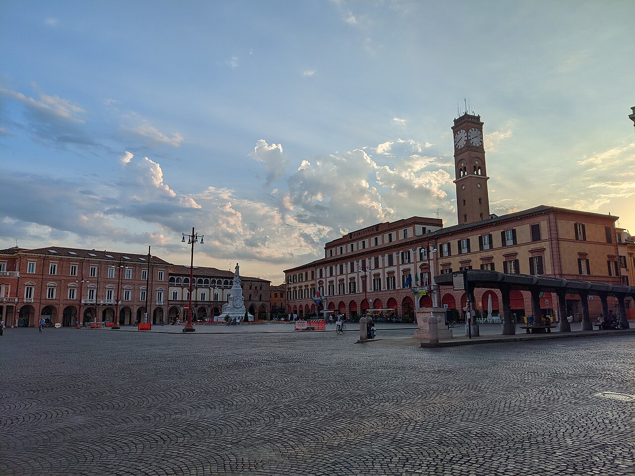 Piazza Aurelio Saffi con San Mercuriale a Forlì