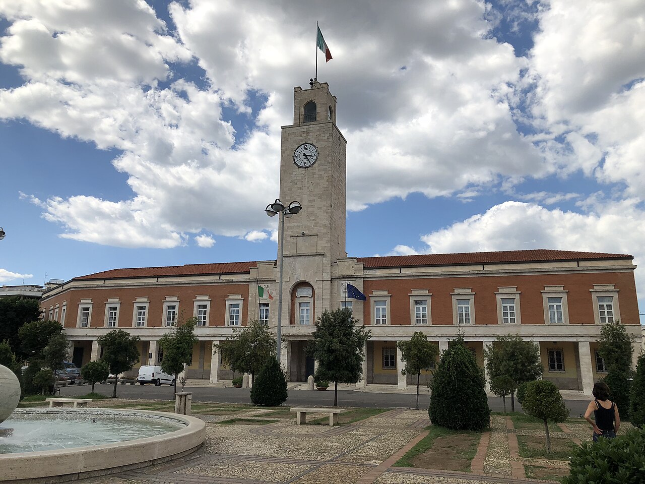 Il Palazzo comunale con la torre civica a Latina