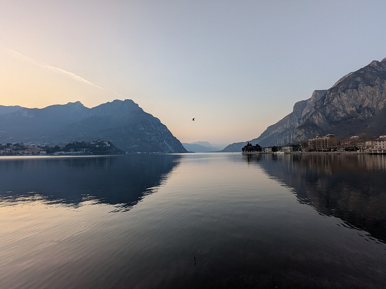 Il lungolago di Lecco con le montagne
