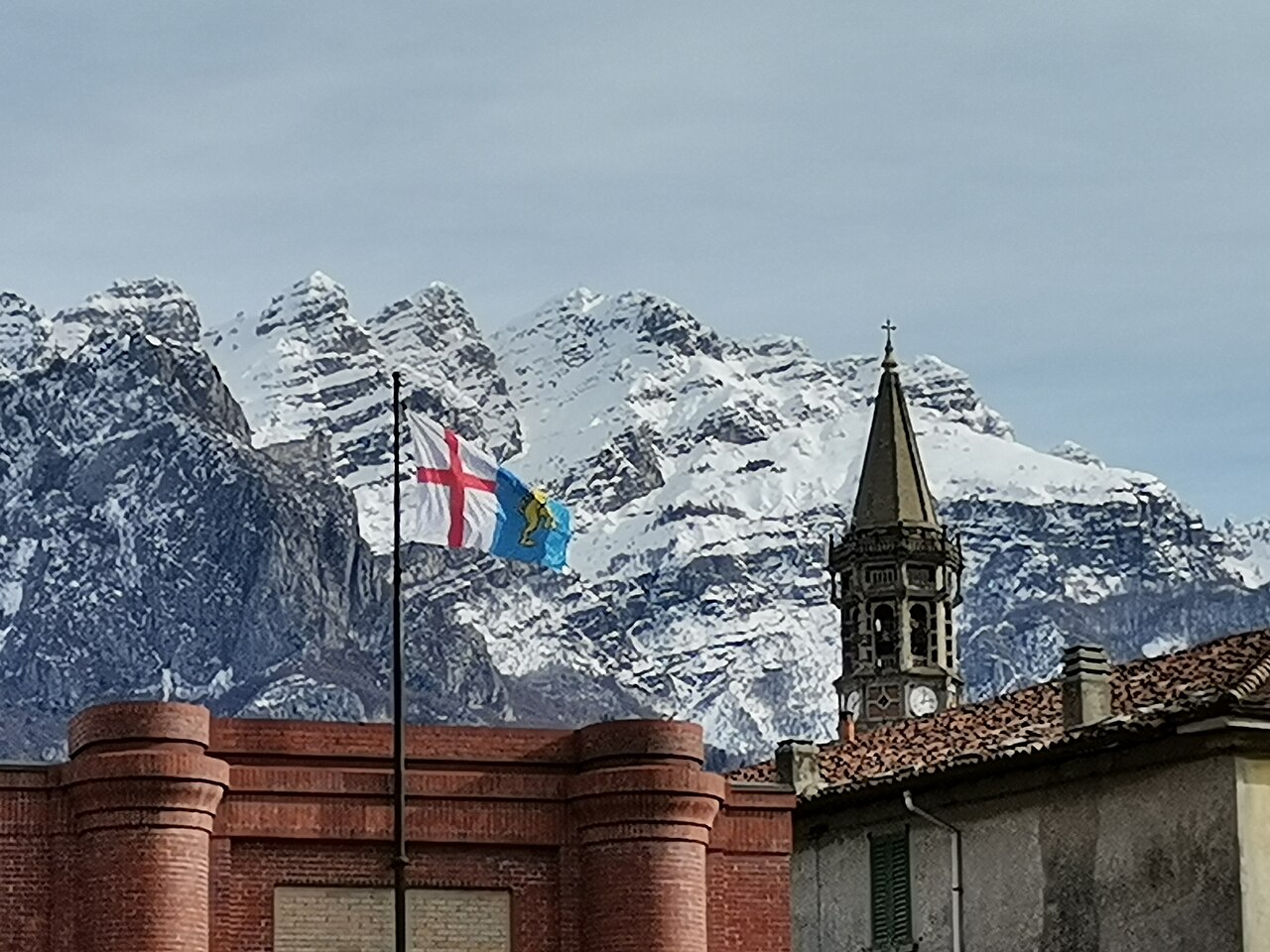 Il Resegone e il campanile di San Nicolò a Lecco