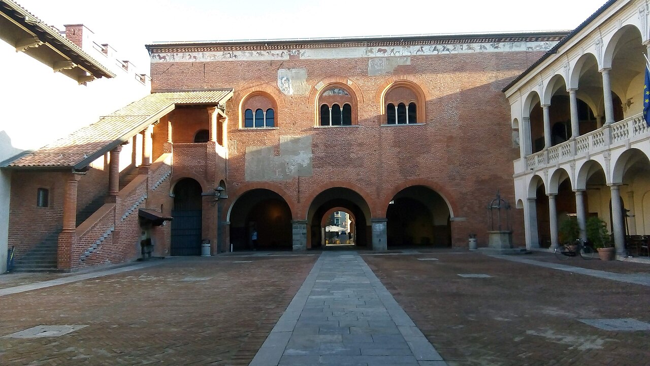 Il cortile del Broletto a Novara
