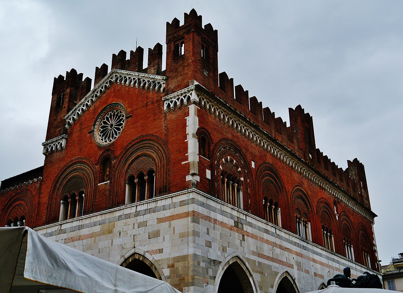 Il Palazzo Gotico in Piazza Cavalli a Piacenza
