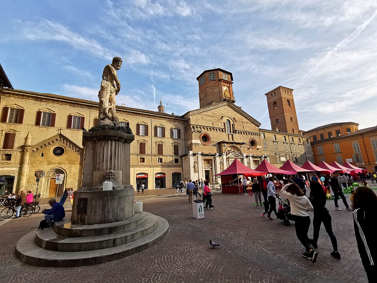 Il Duomo di Reggio Emilia in Piazza del Duomo
