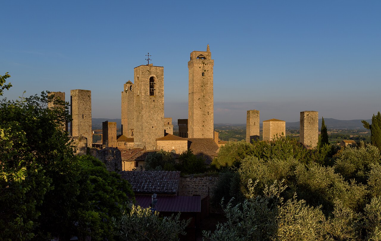 Le torri medievali di San Gimignano sopra le colline della Valdelsa