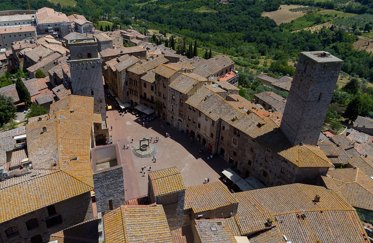 Piazza della Cisterna con il pozzo medievale, San Gimignano