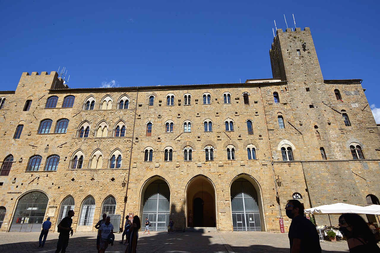 Piazza dei Priori a Volterra