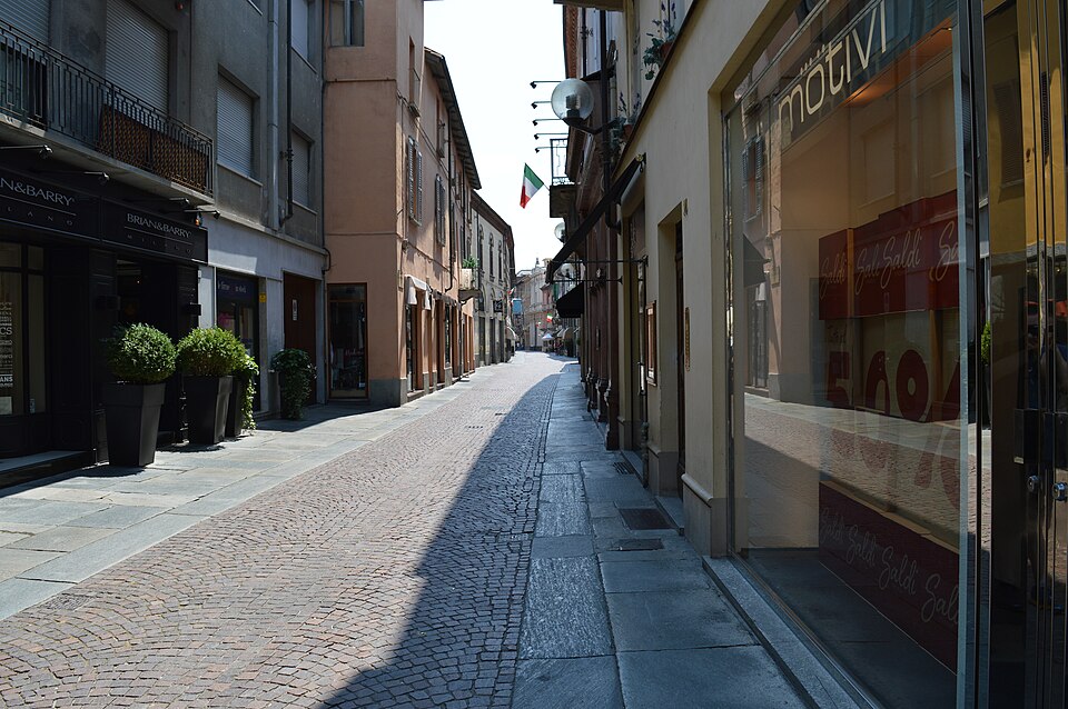 Via Vittorio Emanuele II (via Maestra), Alba
