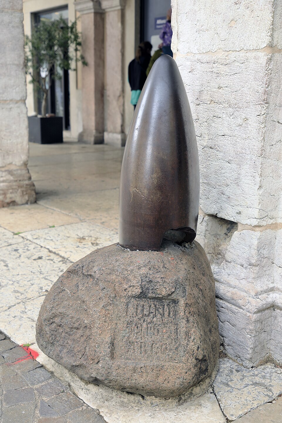 Piazza III Novembre, Arco