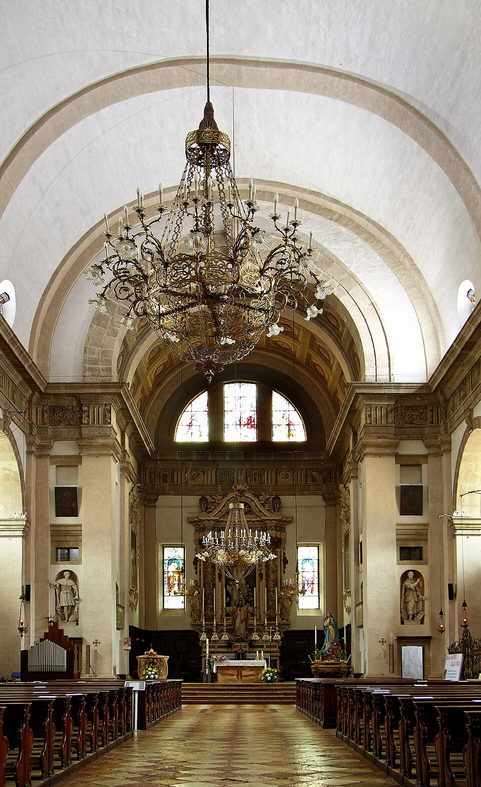 Collegiata dell'Assunta, Arco