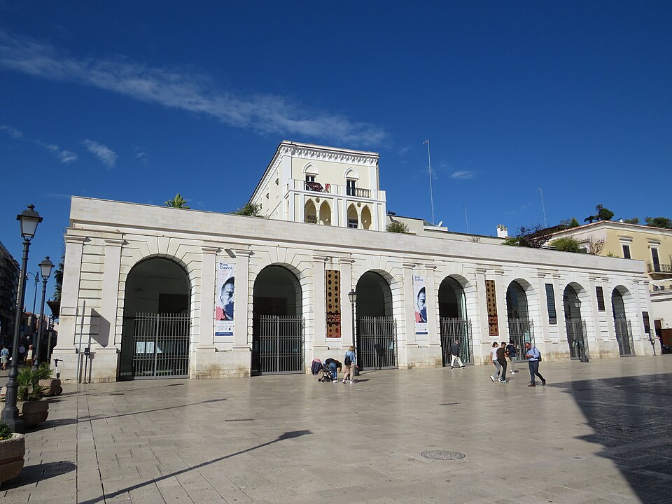 Piazza del Ferrarese, Bari