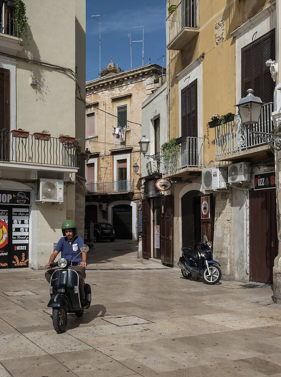 Piazza Mercantile, Bari