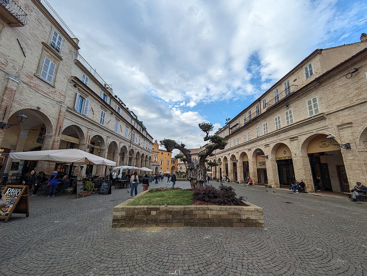 Piazza del Popolo, Fermo