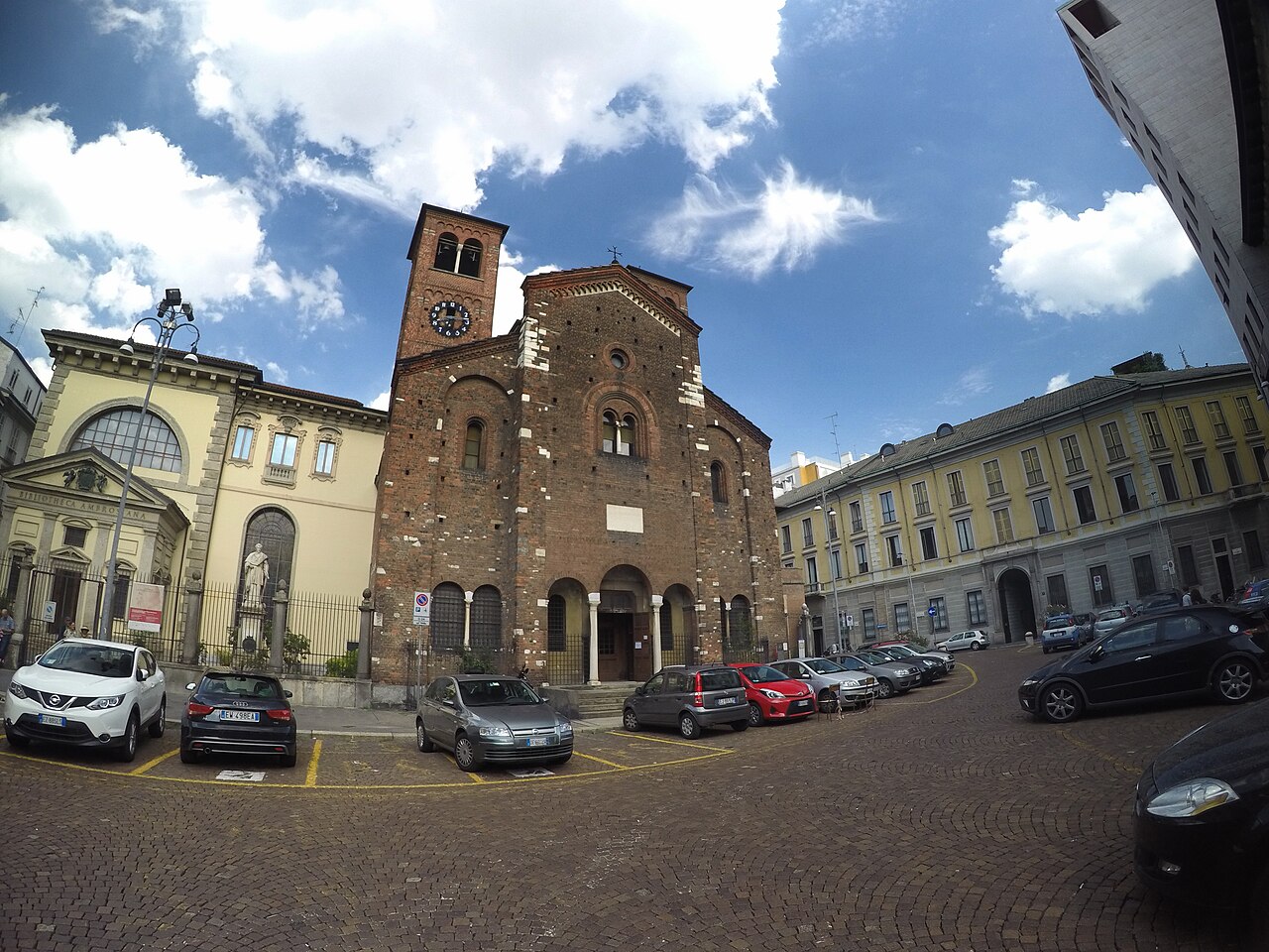 Piazza San Sepolcro, Milano