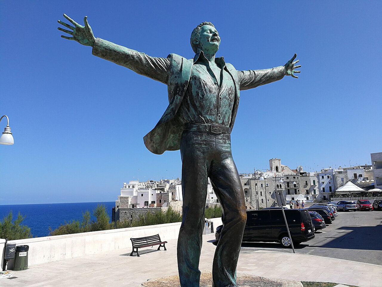 Statua di Domenico Modugno, Polignano a Mare