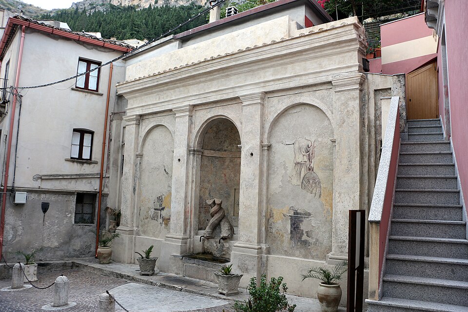 Fontana dei Delfini, Stilo