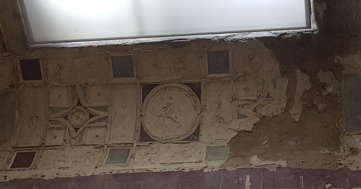 Stucchi bianchi sulle pareti dell'atrio della Basilica Sotterranea di Porta Maggiore a Roma
