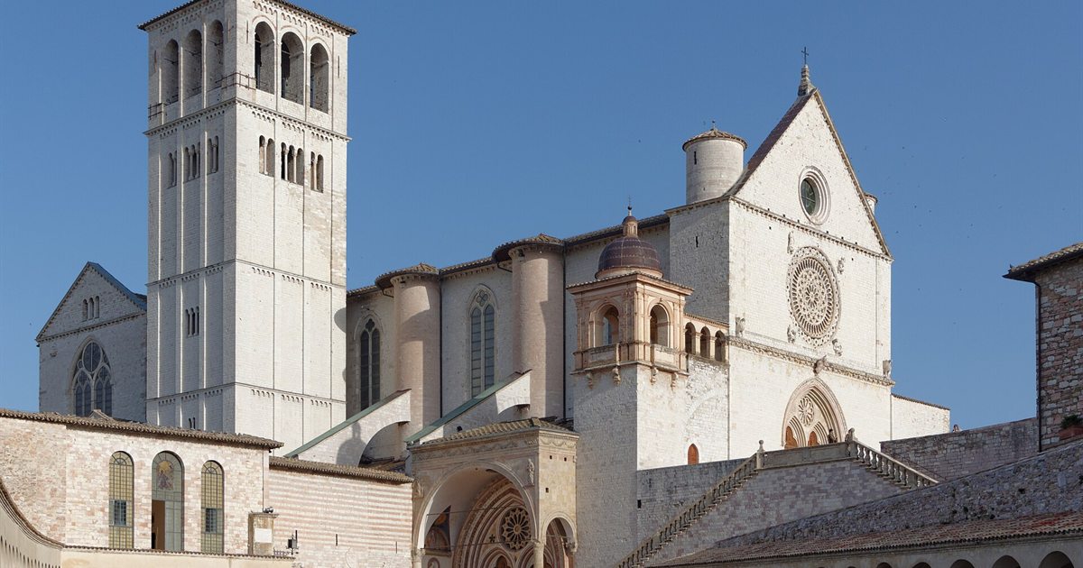 La Basilica di San Francesco ad Assisi con il portico della piazza inferiore