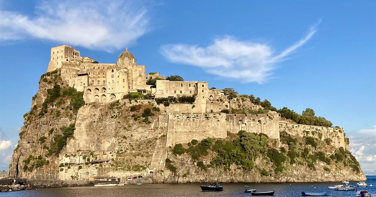 Il Castello Aragonese sull'isolotto roccioso davanti a Ischia Ponte