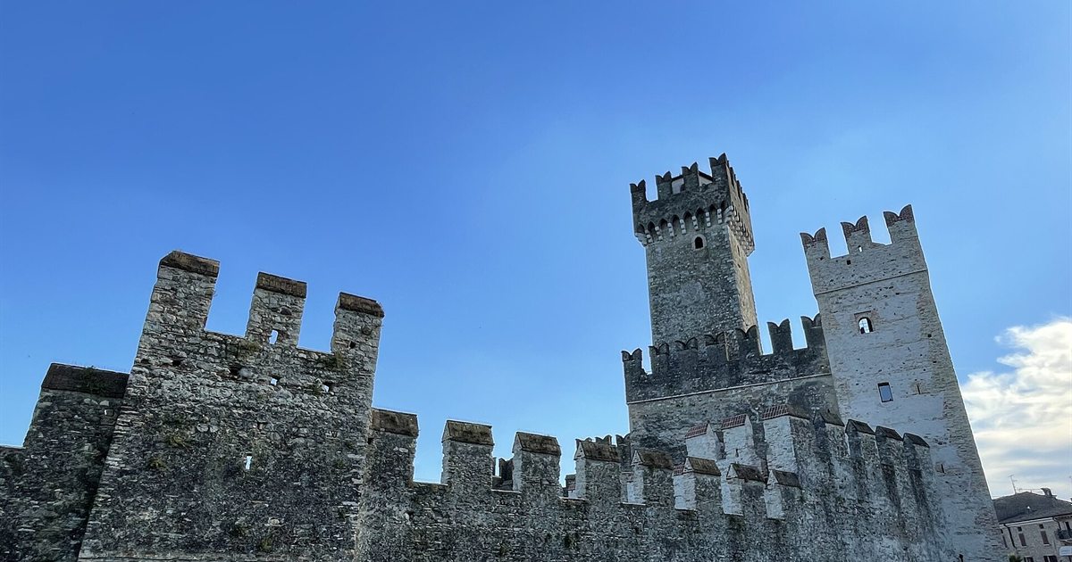 Torri e mura merlate del Castello Scaligero di Sirmione sul Lago di Garda