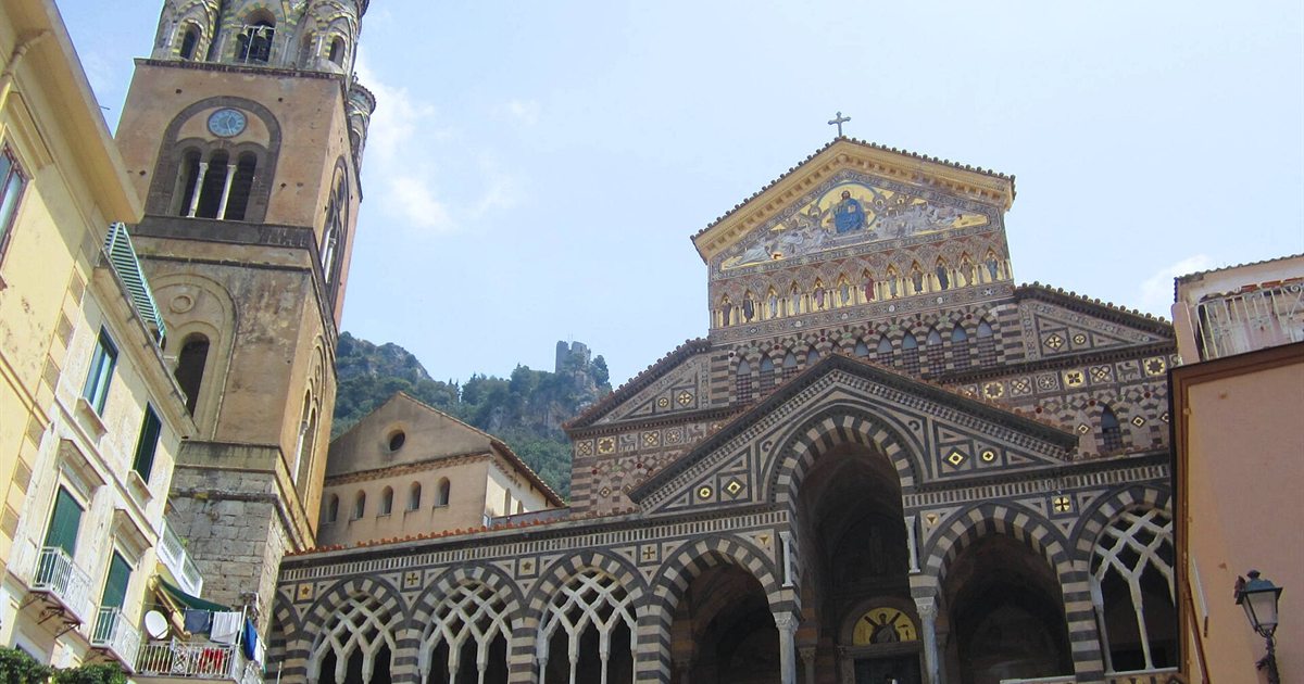 La facciata policroma e la scalinata del Duomo di Sant'Andrea ad Amalfi
