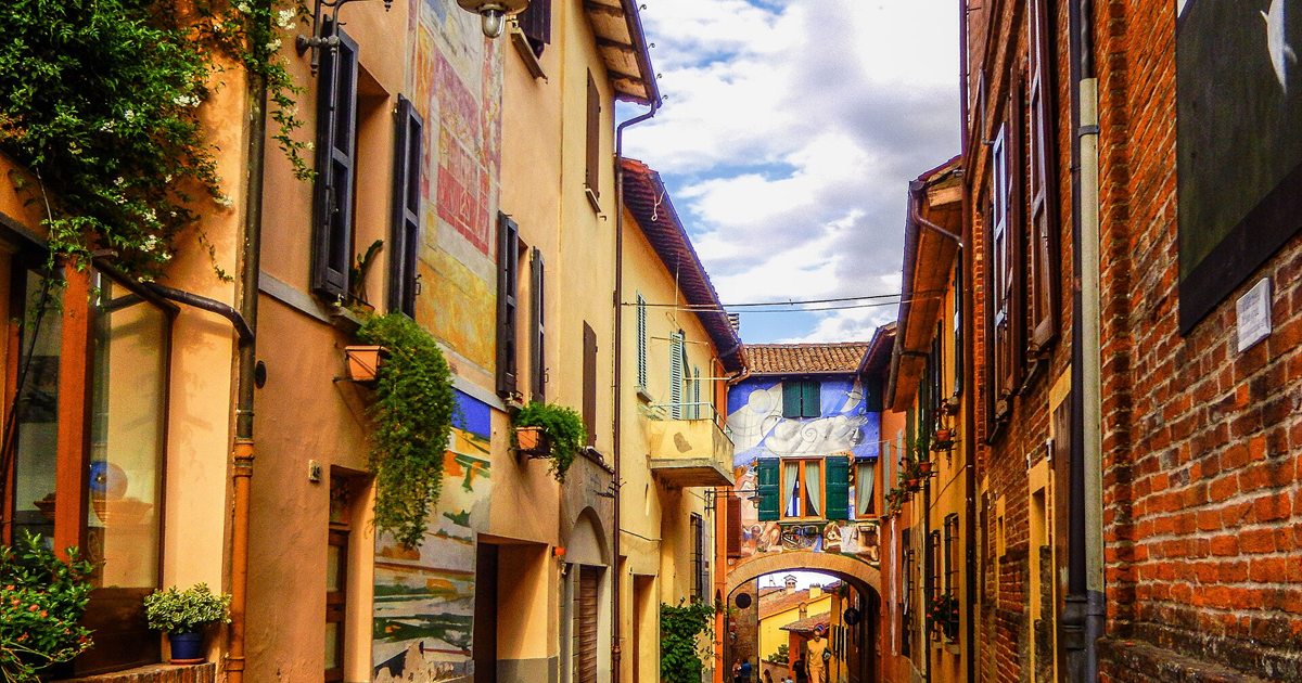Via del borgo di Dozza con case colorate e muri dipinti