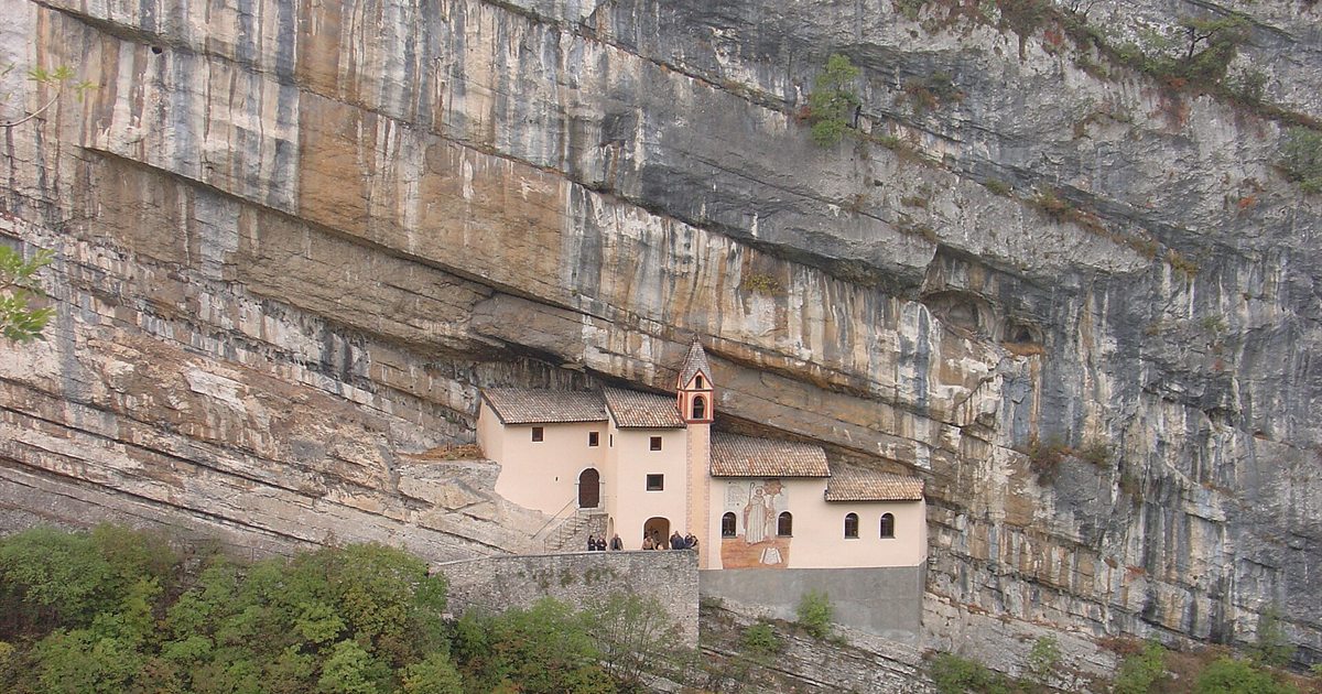 L'Eremo di San Colombano aggrappato alla parete rocciosa sopra il torrente Leno