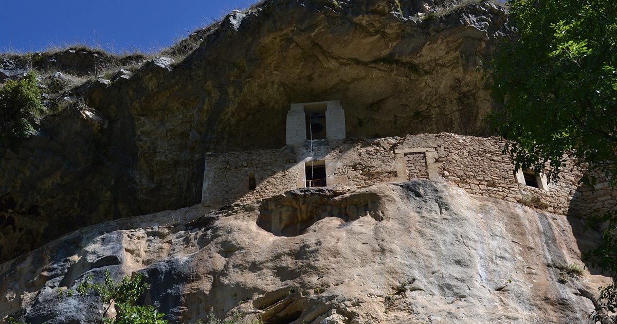 L'Eremo di San Bartolomeo in Legio sotto una sporgenza di roccia sulla Majella