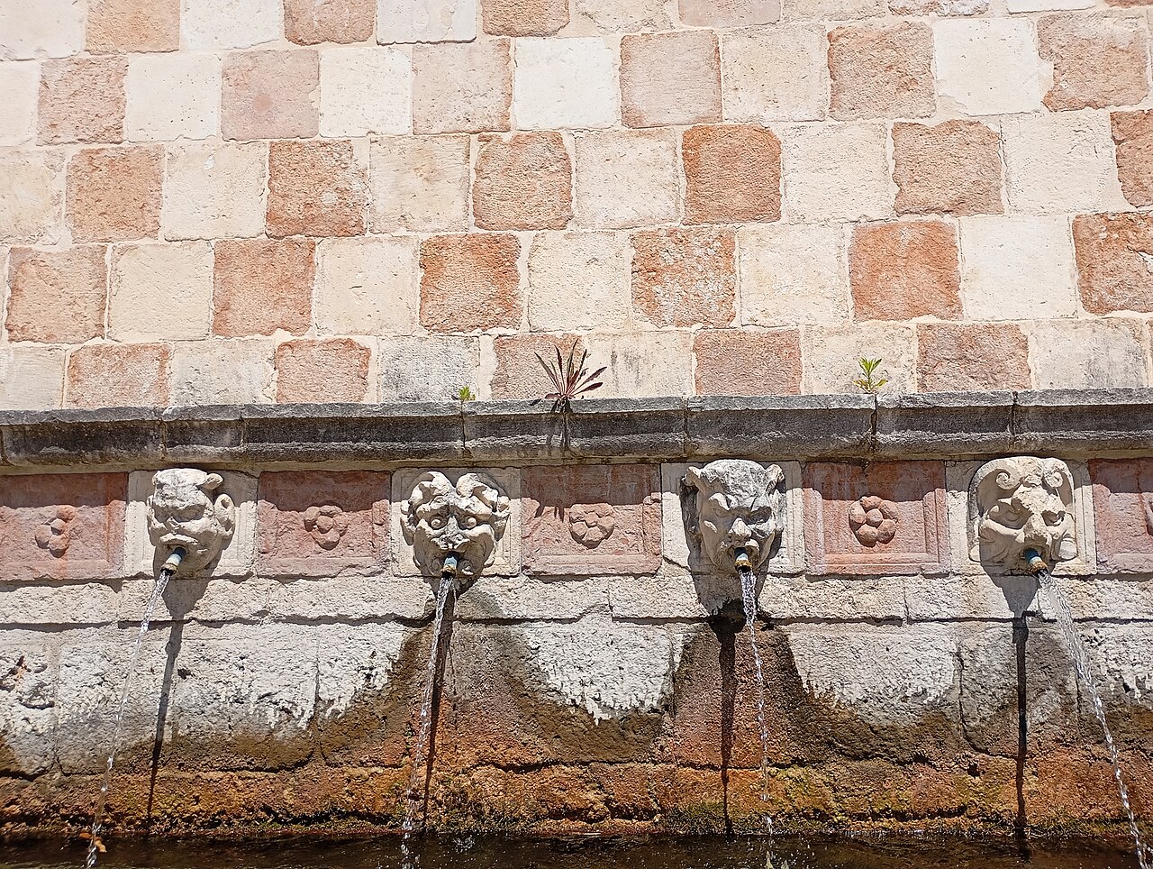 Fontana delle 99 Cannelle, L'Aquila