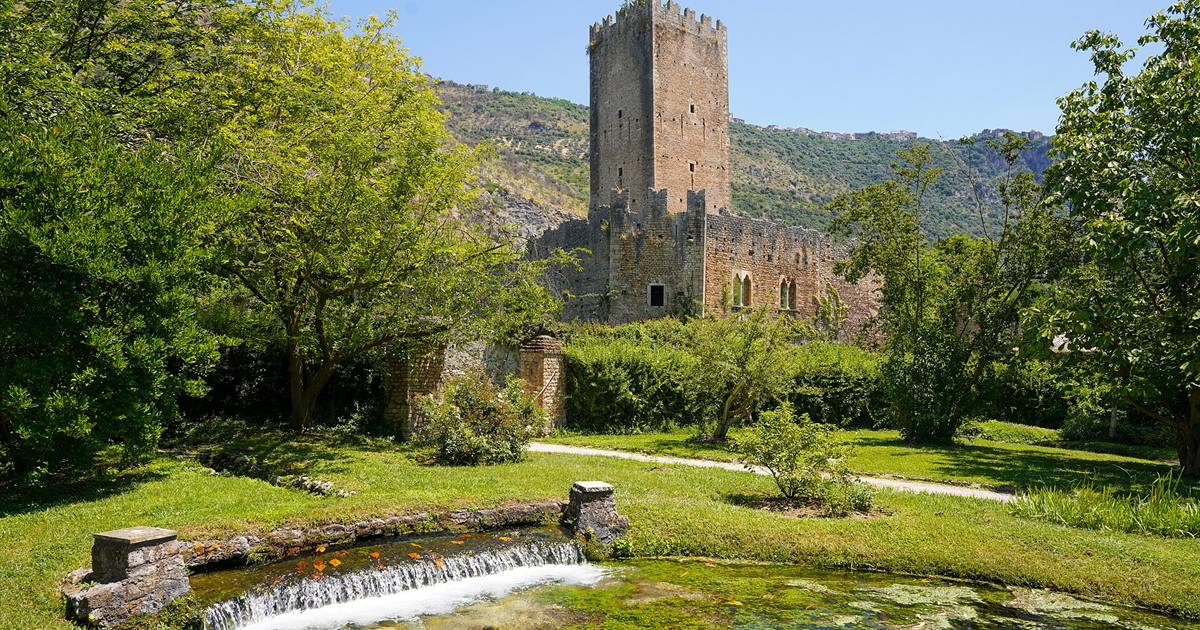 Il castello medievale di Ninfa e il giardino lungo il fiume