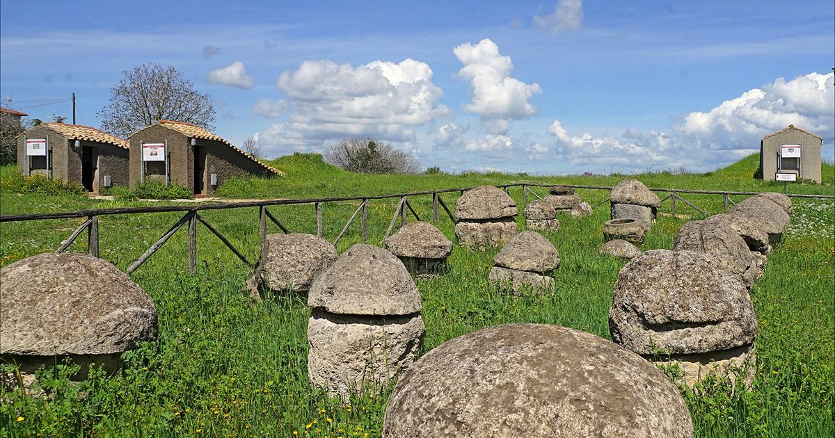 I tumuli e gli ingressi delle tombe etrusche nella Necropoli dei Monterozzi a Tarquinia