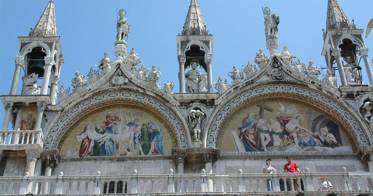 La facciata della Basilica di San Marco con i mosaici dorati a Venezia