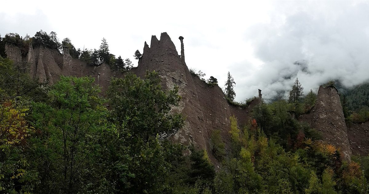 Le Piramidi di Segonzano tra i boschi autunnali della Val di Cembra