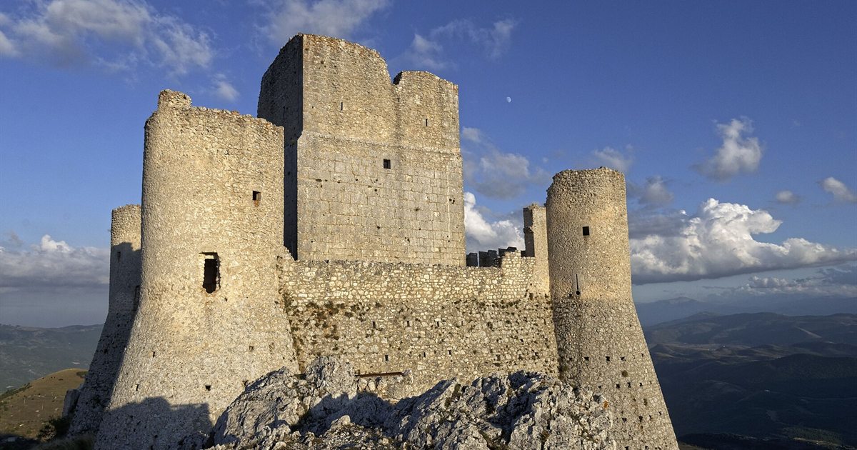 La fortezza di Rocca Calascio con le torri in pietra sul Gran Sasso