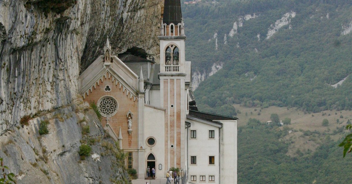 Il Santuario della Madonna della Corona incastonato nella parete rocciosa del Monte Baldo