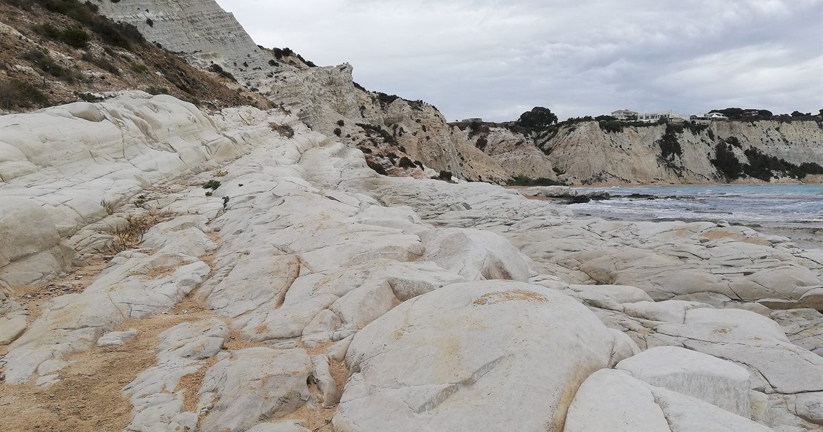 La scogliera bianca della Scala dei Turchi vista dalla spiaggia a Realmonte