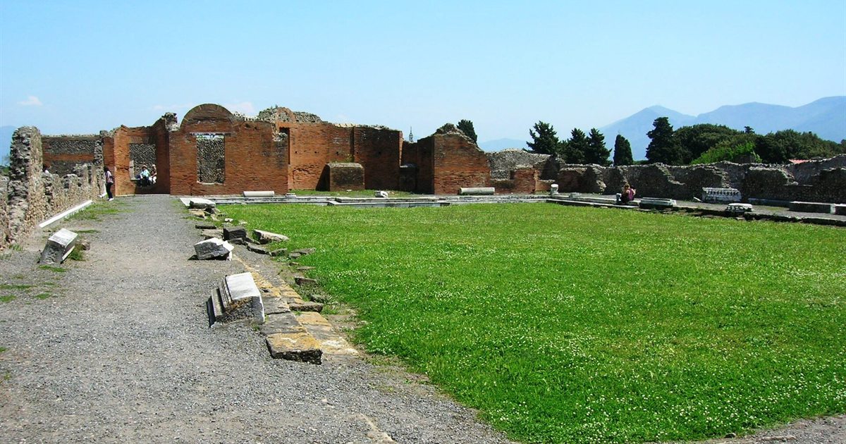 Il Foro di Pompei con i resti degli edifici pubblici