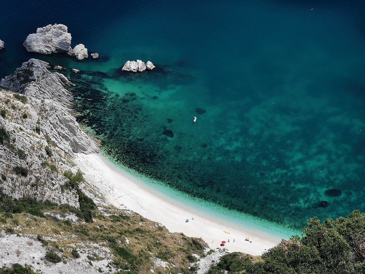 Due Sorelle, Sirolo