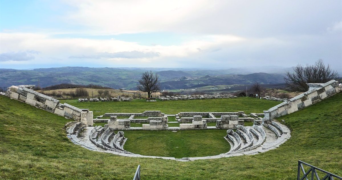 Il teatro sannitico di Pietrabbondante con la cavea e la vallata