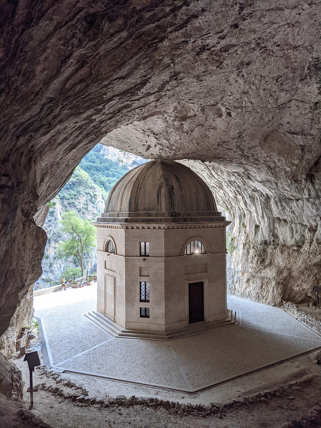 Tempio del Valadier, Genga