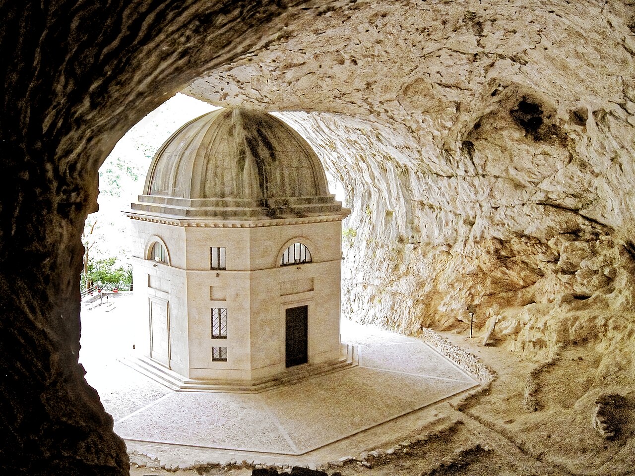 Tempio del Valadier, Genga
