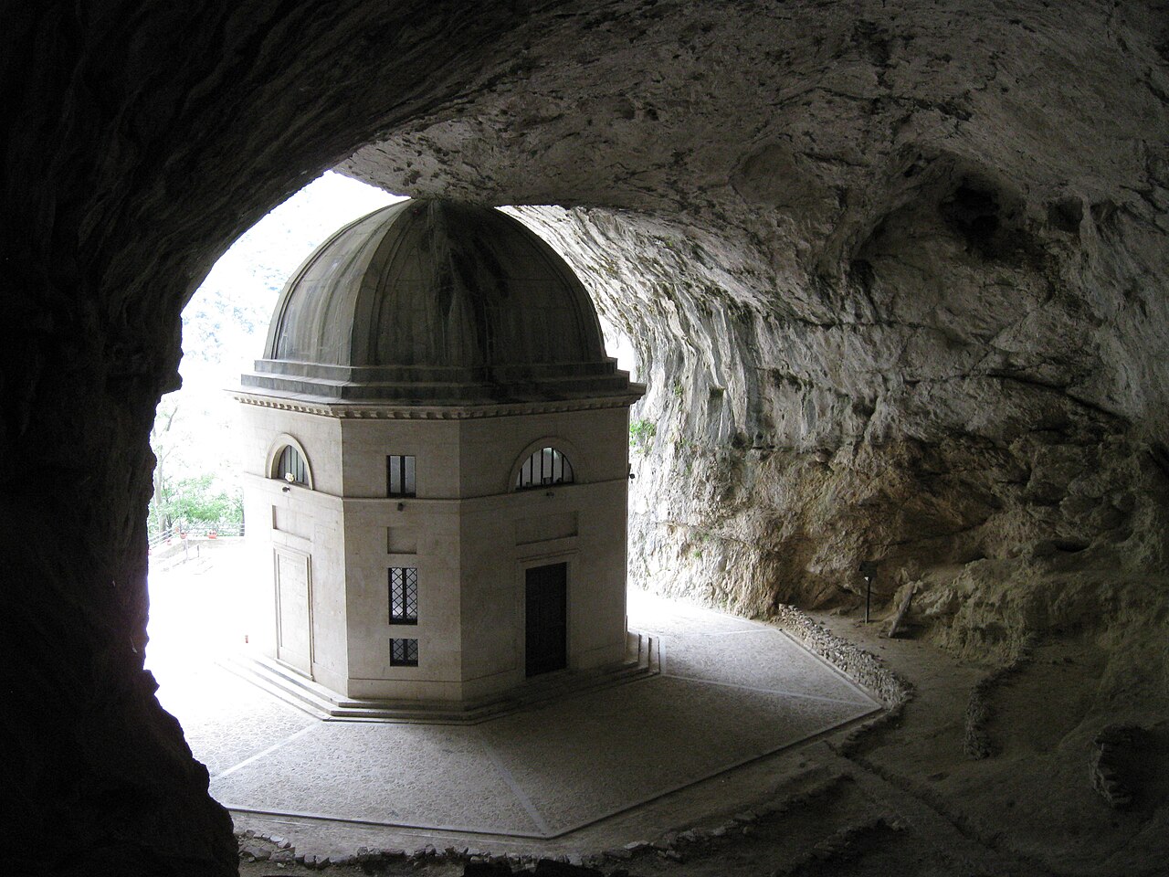 Tempio del Valadier, Genga