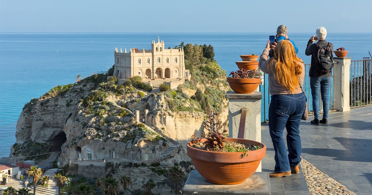 Il santuario di Santa Maria dell'Isola sullo scoglio davanti a Tropea