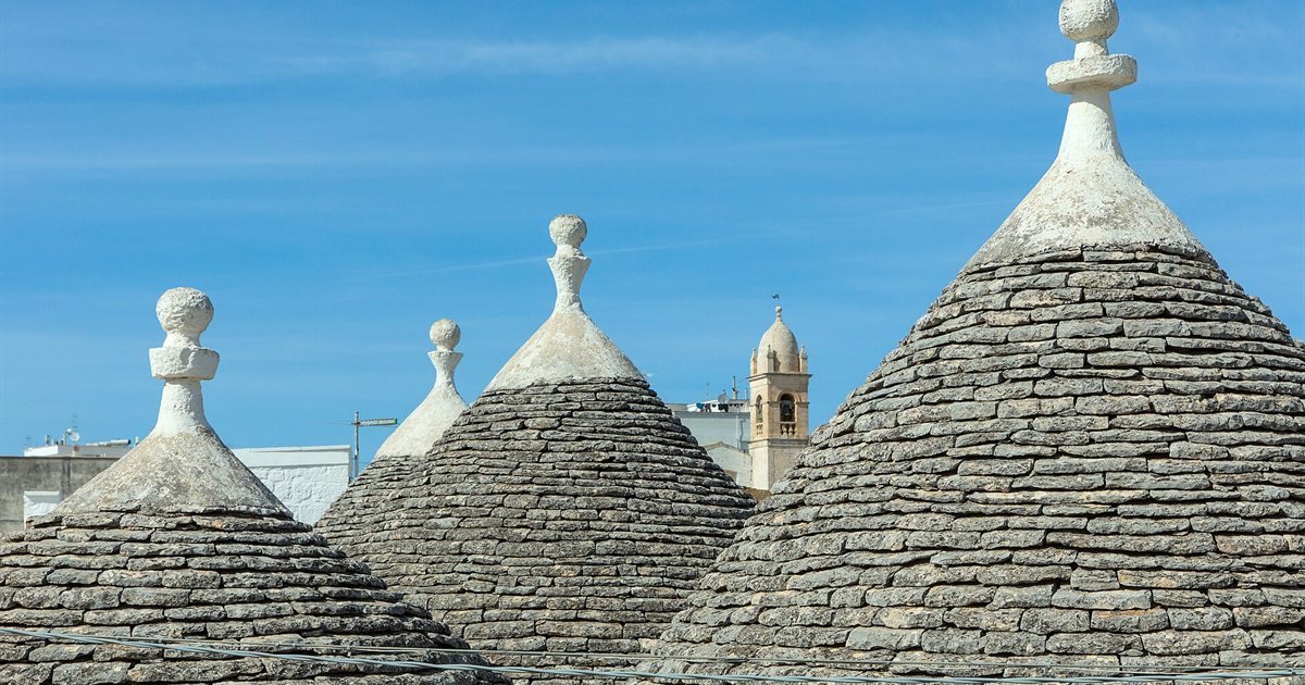 Tetti a cono in pietra dei trulli nel Rione Monti di Alberobello